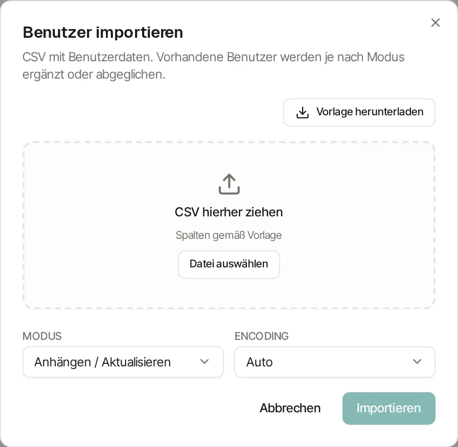 Dialog „Benutzer importieren“ mit dem Untertitel „CSV mit Benutzerdaten. Vorhandene Benutzer werden je nach Modus ergänzt oder abgeglichen.“ Oben rechts die Schaltfläche „Vorlage herunterladen“, darunter ein gestrichelt umrandetes Feld „CSV hierher ziehen“ mit dem Zusatz „Spalten gemäß Vorlage“ und der Schaltfläche „Datei auswählen“. Unten steht Modus auf „Anhängen / Aktualisieren“ und Encoding auf „Auto“; die Schaltfläche „Importieren“ ist noch ausgegraut.