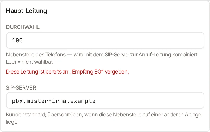 Abschnitt Haupt-Leitung: Feld Durchwahl mit dem Wert 100, darunter der Hilfetext und in Rot die Meldung, dass diese Leitung bereits an „Empfang EG" vergeben ist. Darunter das Feld SIP-Server mit pbx.musterfirma.example.