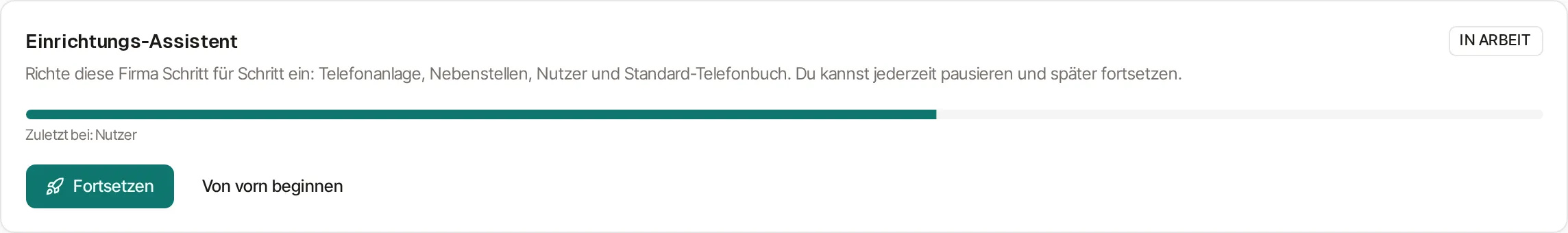 Die Karte „Einrichtungs-Assistent“ in den Einstellungen, oben rechts das Kennzeichen „Neu“. Darunter der Text „Richte diese Firma Schritt für Schritt ein: Telefonanlage, Nebenstellen, Nutzer und Standard-Telefonbuch. Du kannst jederzeit pausieren und später fortsetzen.“ und die Schaltfläche „Einrichtung starten“.