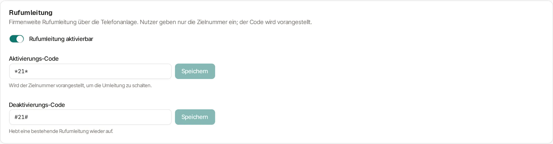 Karte „Rufumleitung“ mit dem Untertitel „Firmenweite Rufumleitung über die Telefonanlage. Nutzer geben nur die Zielnummer ein; der Code wird vorangestellt.“ Der Schalter „Rufumleitung aktivierbar“ ist eingeschaltet. Im Feld „Aktivierungs-Code“ steht *21*, darunter der Hinweis „Wird der Zielnummer vorangestellt, um die Umleitung zu schalten.“ Im Feld „Deaktivierungs-Code“ steht #21#, darunter „Hebt eine bestehende Rufumleitung wieder auf.“ Neben beiden Feldern eine eigene, ausgegraute Schaltfläche „Speichern“.