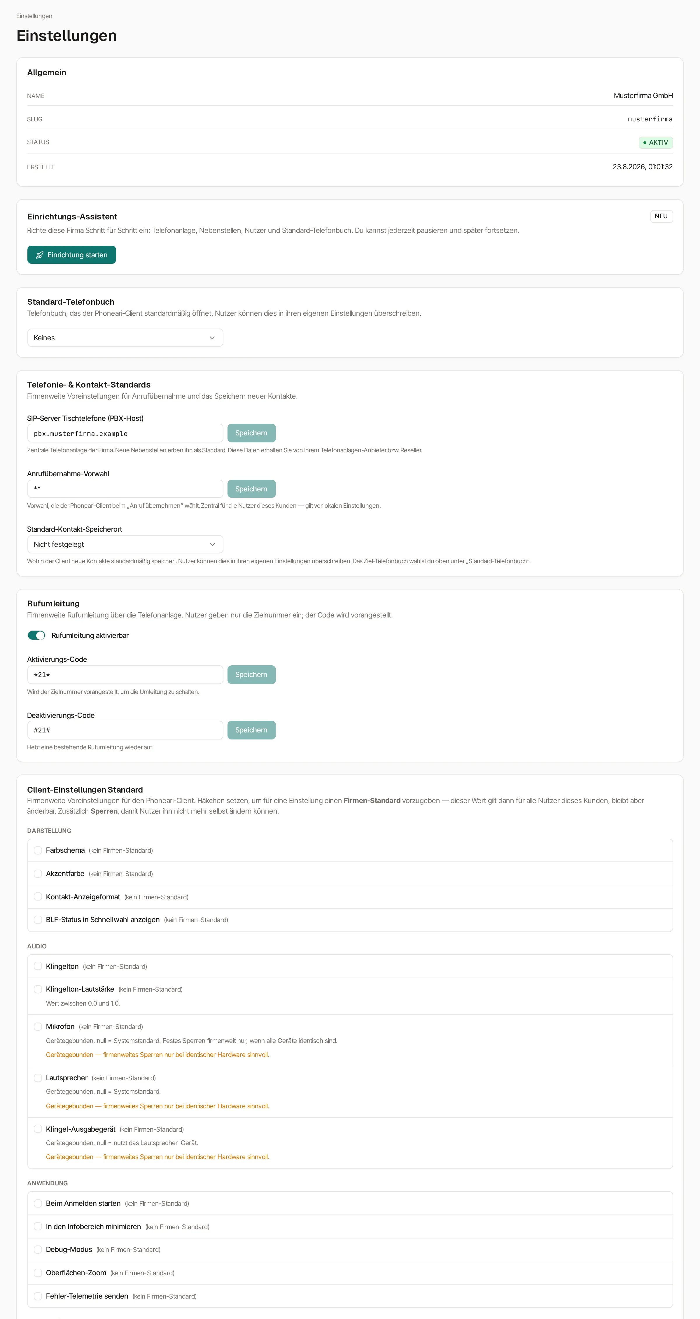 Seite „Einstellungen“ mit vier untereinander liegenden Karten. „Allgemein“ zeigt Name „Musterfirma GmbH“, Slug „musterfirma“, Status „AKTIV“ und das Erstelldatum. „Einrichtungs-Assistent“ trägt das Abzeichen „NEU“ und die Schaltfläche „Einrichtung starten“. „Standard-Telefonbuch“ steht auf „Keines“. Die angeschnittene Karte „Telefonie- & Kontakt-Standards“ zeigt das Feld „SIP-Server Tischtelefone (PBX-Host)“ mit pbx.musterfirma.example und darunter „Anrufübernahme-Vorwahl“ mit zwei Sternchen.