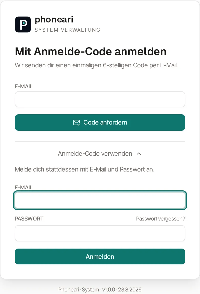 Die Anmeldeseite mit der Überschrift „Mit Anmelde-Code anmelden“ und dem Hinweis „Wir senden dir einen einmaligen 6-stelligen Code per E-Mail.“, darunter das Feld E-Mail und die Schaltfläche „Code anfordern“. Darunter aufgeklappt der Passwort-Weg mit den Feldern E-Mail und Passwort, dem Link „Passwort vergessen?“ und der Schaltfläche „Anmelden“.