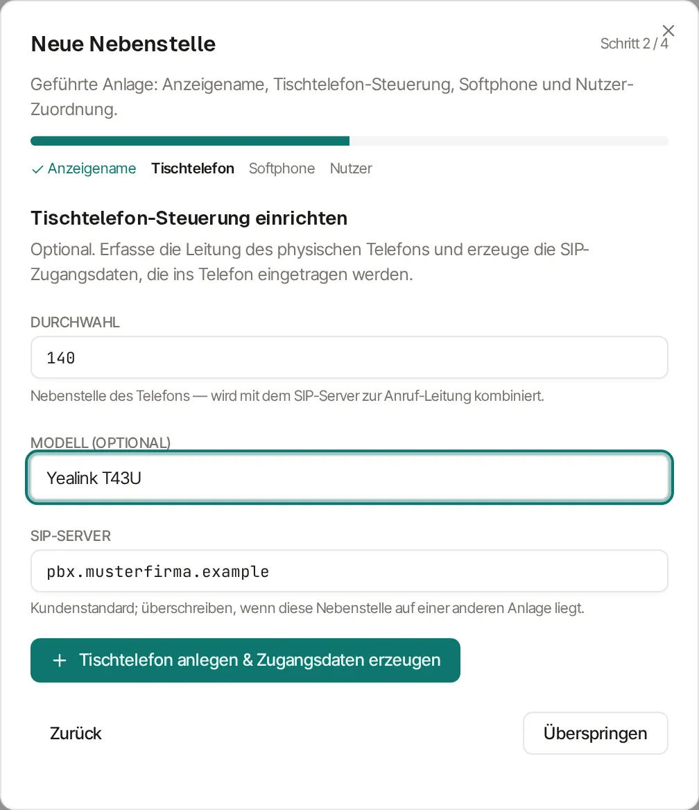 Der Dialog „Neue Nebenstelle“, oben rechts „Schritt 2 / 4“ und die Schrittleiste Anzeigename (abgehakt), Tischtelefon, Softphone, Nutzer. Der Abschnitt „Tischtelefon-Steuerung einrichten“ ist als optional gekennzeichnet und zeigt die Felder Durchwahl (140), Modell (optional) (Yealink T43U) und SIP-Server (pbx.musterfirma.example). Darunter die Schaltfläche „Tischtelefon anlegen & Zugangsdaten erzeugen“ sowie „Zurück“ und „Überspringen“.