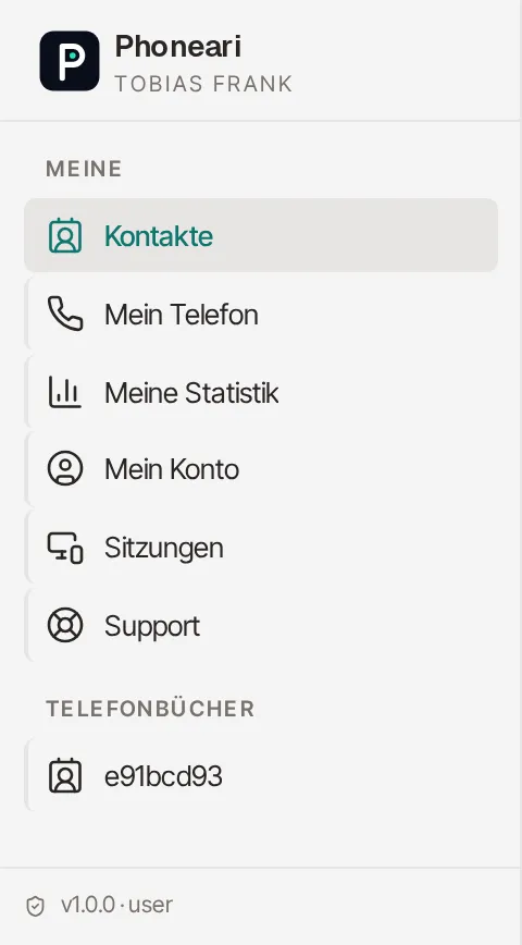 Seitenleiste des Nutzer-Portals. Oben das Phoneari-Logo mit dem Namen des angemeldeten Kontos. Abschnitt „Meine“ mit Kontakte (hervorgehoben), Mein Telefon, Meine Statistik, Mein Konto, Sitzungen und Support. Abschnitt „Telefonbücher“ mit einem zugewiesenen Telefonbuch. Unten die Zeile „v1.0.0 · user“.