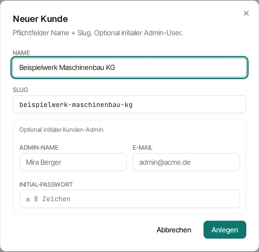 Der Dialog „Neuer Kunde“ mit dem Hinweis „Pflichtfelder Name + Slug. Optional initialer Admin-User.“ Im Feld Name steht „Beispielwerk Maschinenbau KG“, im Feld Slug der daraus abgeleitete Vorschlag „beispielwerk-maschinenbau-kg“. Darunter ein gestrichelt umrandeter Block „Optional: initialer Kunden-Admin“ mit den leeren Feldern Admin-Name, E-Mail und Initial-Passwort (mindestens acht Zeichen). Unten „Abbrechen“ und „Anlegen“.