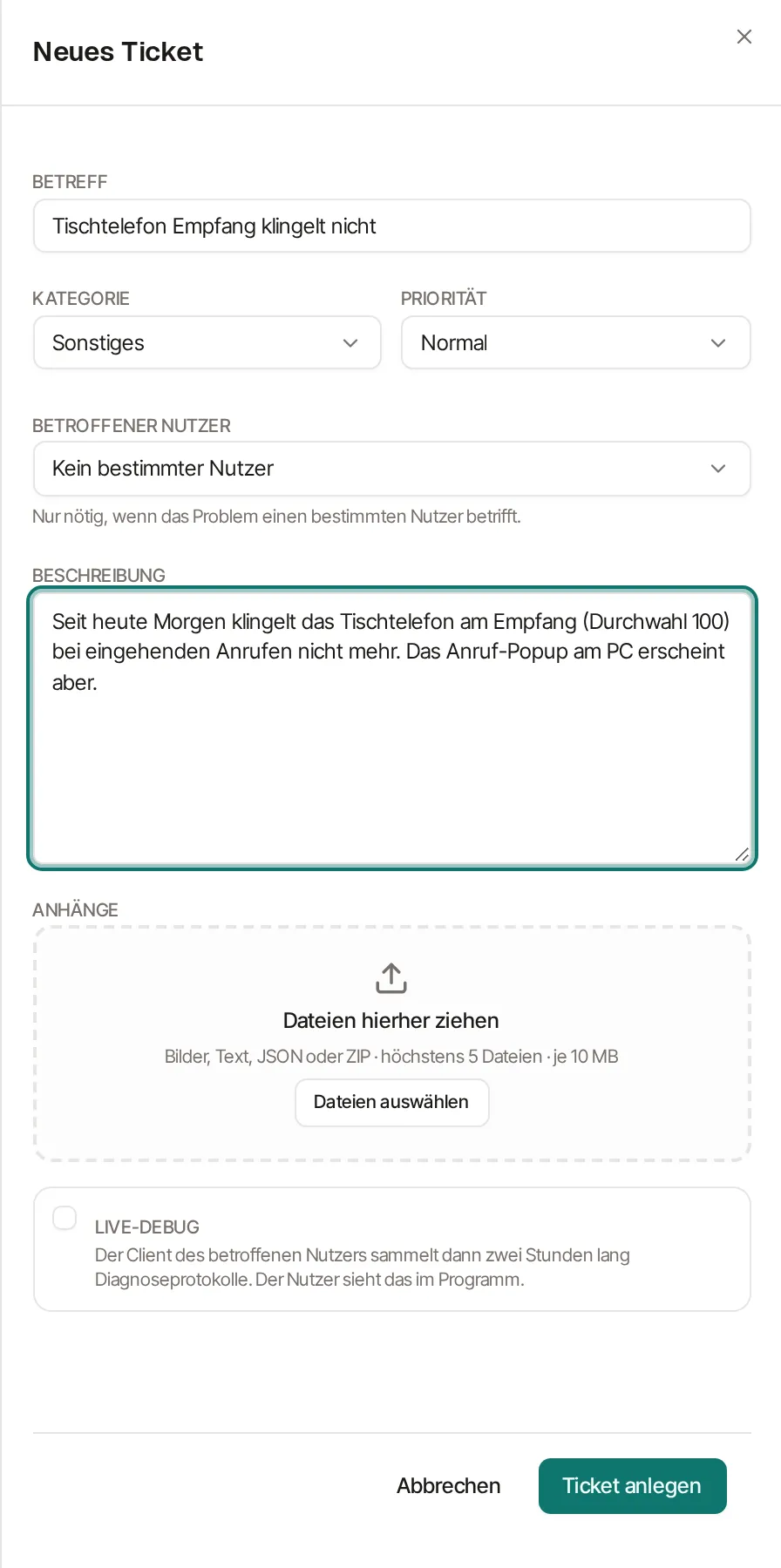 Seitenpanel „Neues Ticket“ mit dem Betreff „Tischtelefon Empfang klingelt nicht“, Kategorie „Sonstiges“, Priorität „Normal“ und „Betroffener Nutzer“ auf „Kein bestimmter Nutzer“. Die Beschreibung nennt, seit wann das Telefon nicht klingelt und dass das Anruf-Popup am PC weiterhin erscheint. Darunter das Ablagefeld für Anhänge und das nicht angehakte Kästchen „Live-Debug“.