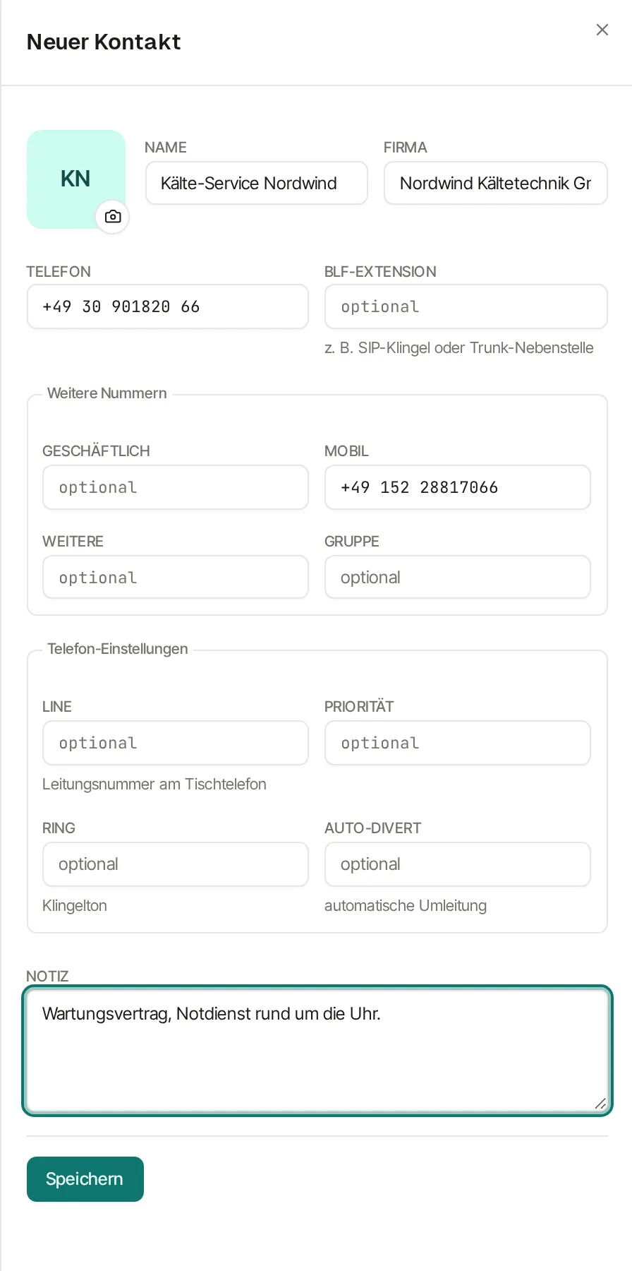 Leerer Kontakt-Editor „Neuer Kontakt“: Bildfeld mit Kamerasymbol, Felder Name, Firma, Telefon und BLF-Extension, darunter der Kasten „Weitere Nummern“ mit Geschäftlich, Mobil, Weitere und Gruppe, der Kasten „Telefon-Einstellungen“ mit Line, Priorität, Ring und Auto-Divert, ganz unten Notiz und die Schaltfläche „Speichern“.